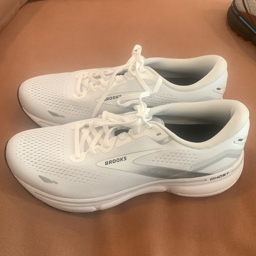 Mens brooks ghost 15 sneakers - size 9